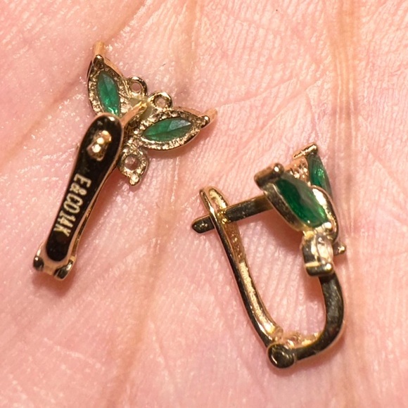 Beautiful green 14K Gold Butterfly earrings. - Picture 5 of 6